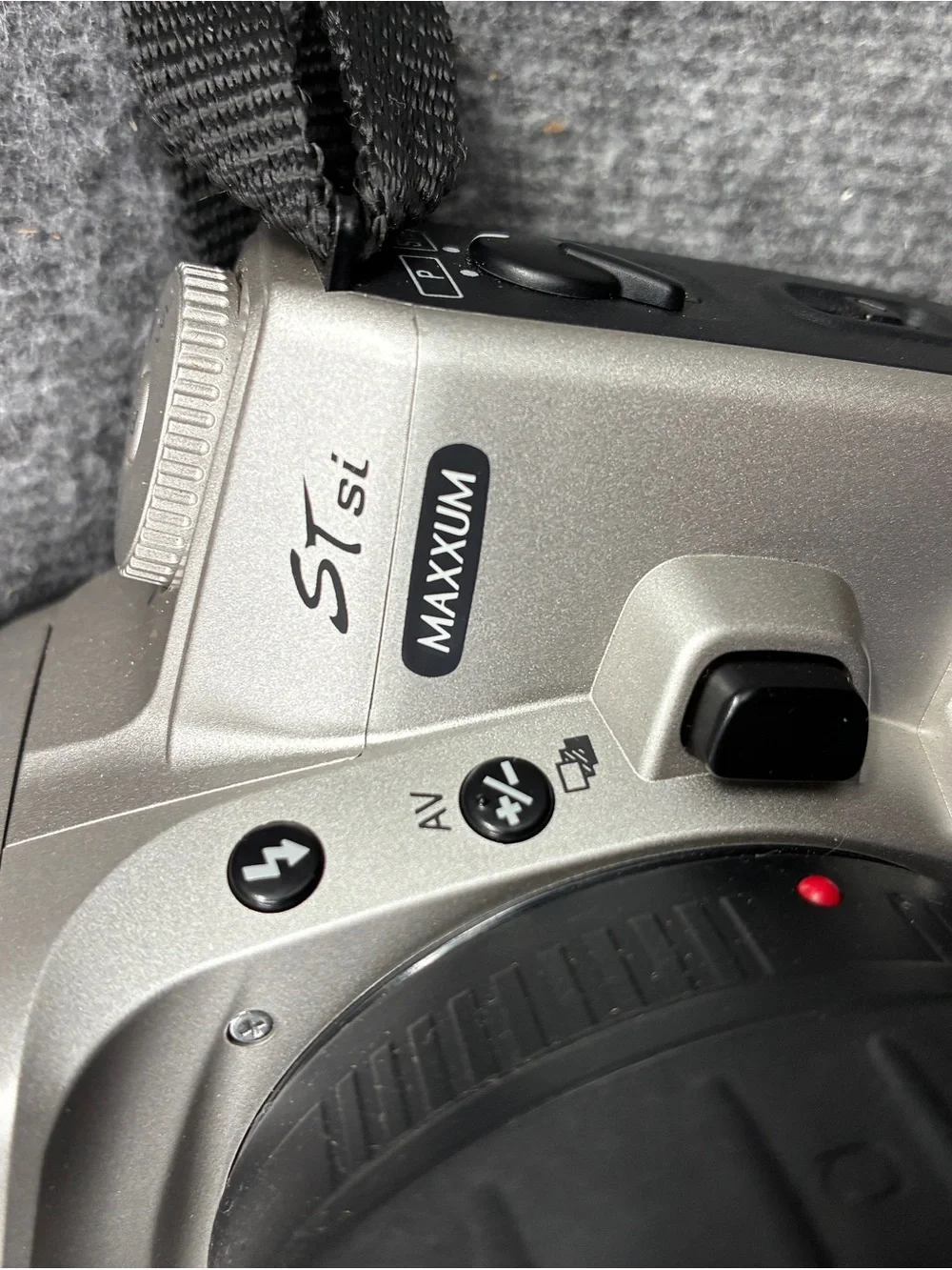 Minolta STsi Silver and Black SLR Film Camera with Quantaray Lens Cap